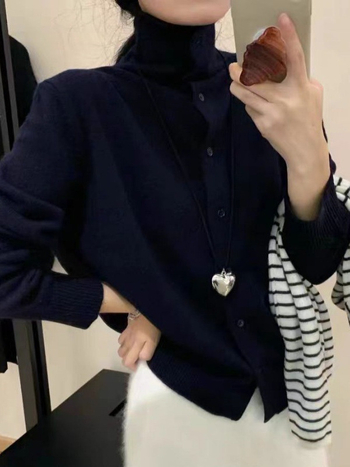 Korejiešu stilā kardigāns ar augstu kaklu, garām piedurknēm, vilnas adījums 95% vilna