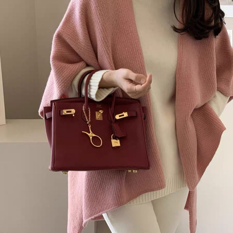 Ženski pleteni kardigan s cape stilom i slojevitom, Arctic velvet materijal; akril 30–50%, poliester <30%; V-izrez, dugi rukavi, srednja duljina