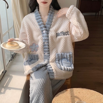 Pidžama od koralnog flisa – set u sladkom i nježnom stilu, debljina tkanine 251–300 g/m², V-izrez, dugi rukavi