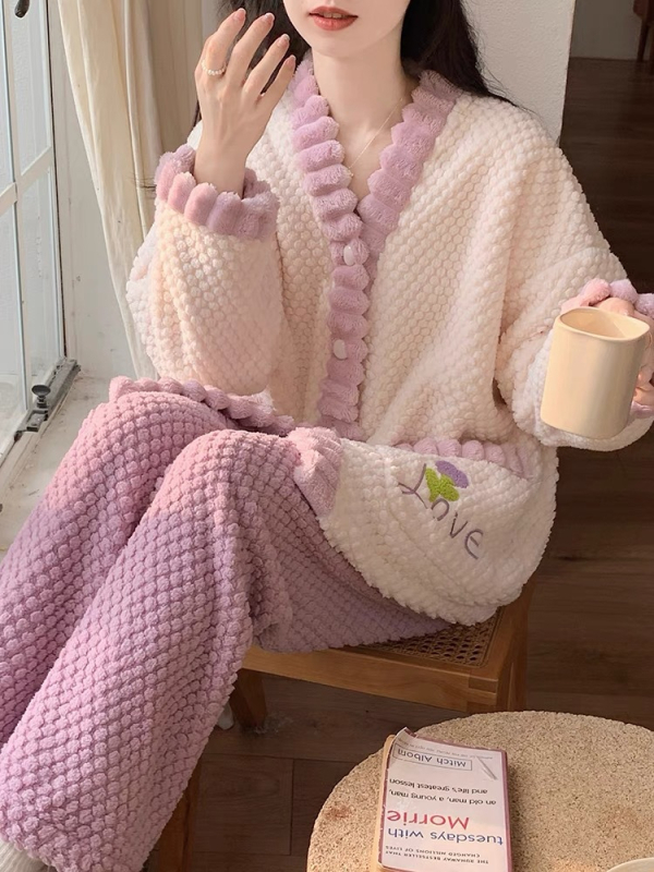 Pidžama od koralnog flisa – set u sladkom i nježnom stilu, debljina tkanine 251–300 g/m², V-izrez, dugi rukavi