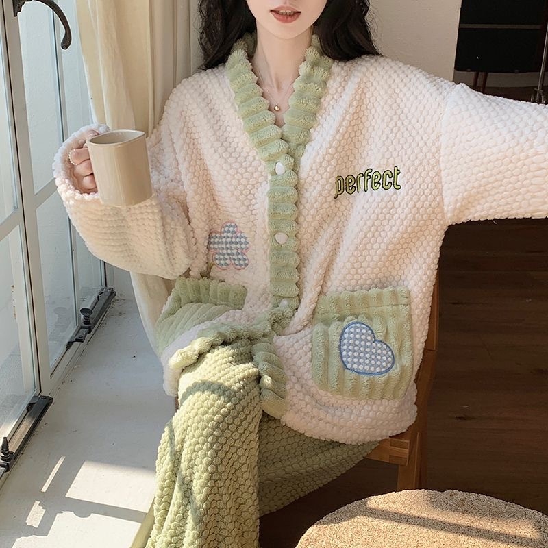 Pidžama od koralnog flisa – set u sladkom i nježnom stilu, debljina tkanine 251–300 g/m², V-izrez, dugi rukavi