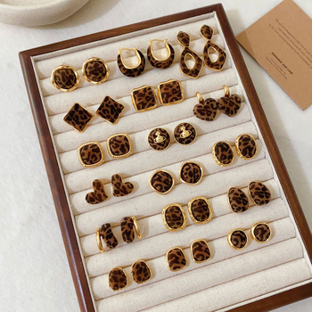 Обици - медни с истинско златно покритие, флокинг обработка, сърцевидно-геометричен дизайн, стил Хонг Конг, марка Yinian