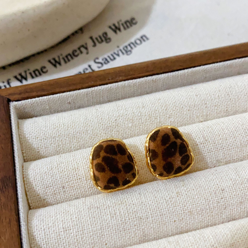 Обици - медни с истинско златно покритие, флокинг обработка, сърцевидно-геометричен дизайн, стил Хонг Конг, марка Yinian