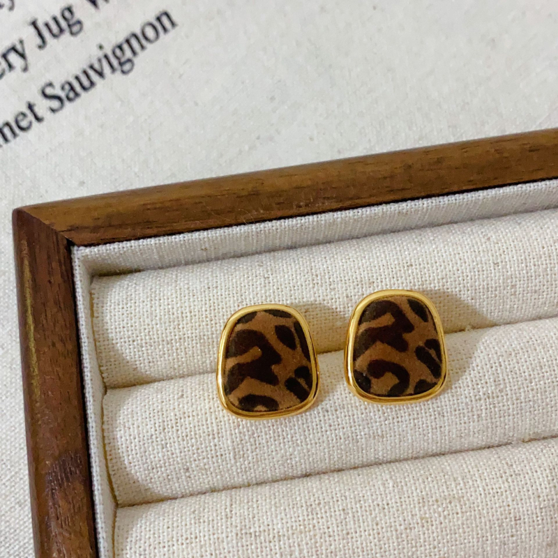 Обици - медни с истинско златно покритие, флокинг обработка, сърцевидно-геометричен дизайн, стил Хонг Конг, марка Yinian