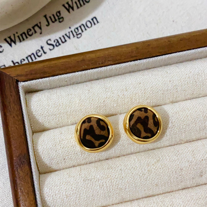 Обици - медни с истинско златно покритие, флокинг обработка, сърцевидно-геометричен дизайн, стил Хонг Конг, марка Yinian