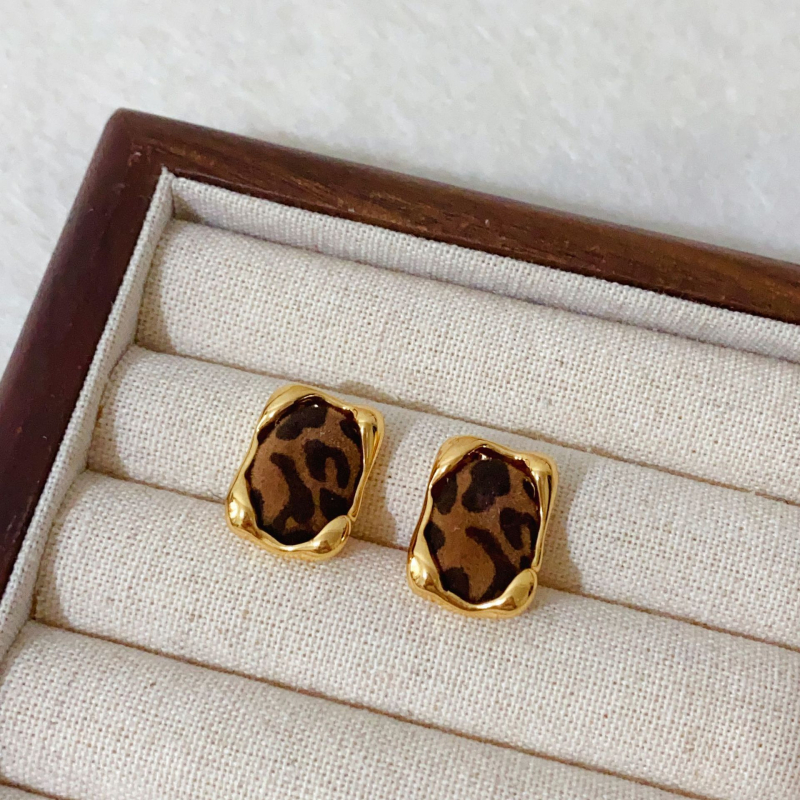 Обици - медни с истинско златно покритие, флокинг обработка, сърцевидно-геометричен дизайн, стил Хонг Конг, марка Yinian