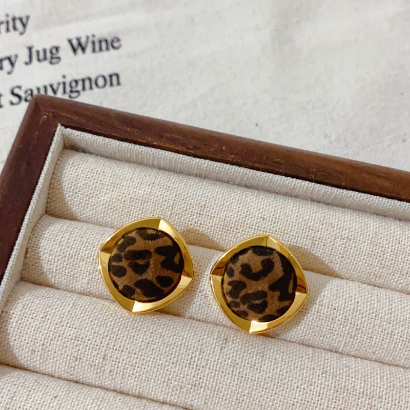 Обици - медни с истинско златно покритие, флокинг обработка, сърцевидно-геометричен дизайн, стил Хонг Конг, марка Yinian