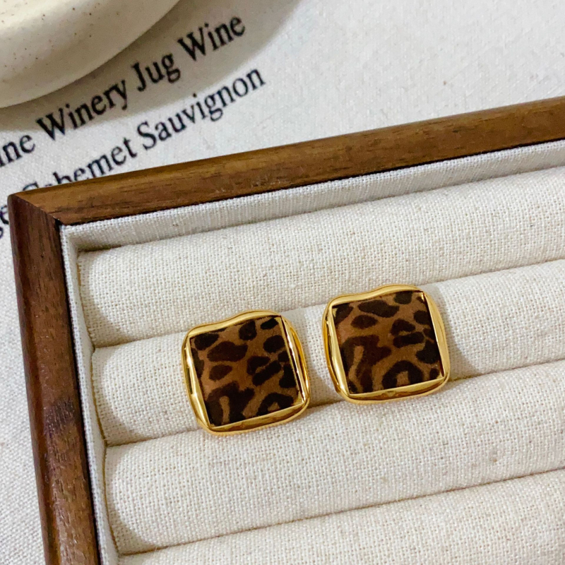 Обици - медни с истинско златно покритие, флокинг обработка, сърцевидно-геометричен дизайн, стил Хонг Конг, марка Yinian