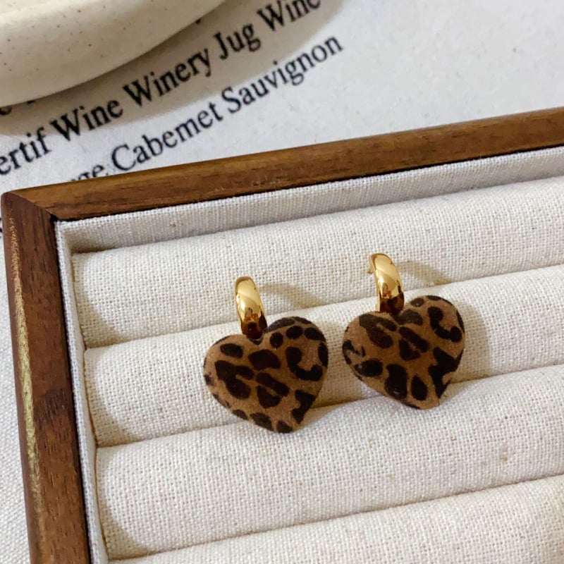 Обици - медни с истинско златно покритие, флокинг обработка, сърцевидно-геометричен дизайн, стил Хонг Конг, марка Yinian