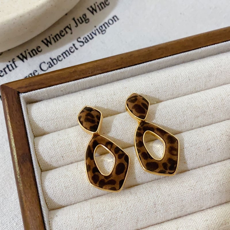 Обици - медни с истинско златно покритие, флокинг обработка, сърцевидно-геометричен дизайн, стил Хонг Конг, марка Yinian