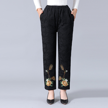 Vidurinei amžiaus moteriai žieminiai storesnės medvilninės kelnės su etnine siuvinėjimu – šiltos ir patogios, 70–80% medvilnė (kita iki 30%)