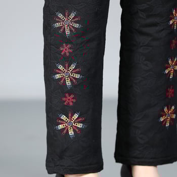 Vidurinei amžiaus moteriai žieminiai storesnės medvilninės kelnės su etnine siuvinėjimu – šiltos ir patogios, 70–80% medvilnė (kita iki 30%)