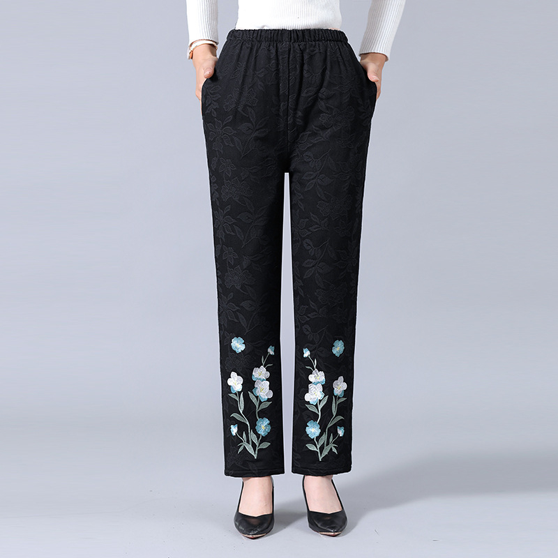 Vidurinei amžiaus moteriai žieminiai storesnės medvilninės kelnės su etnine siuvinėjimu – šiltos ir patogios, 70–80% medvilnė (kita iki 30%)