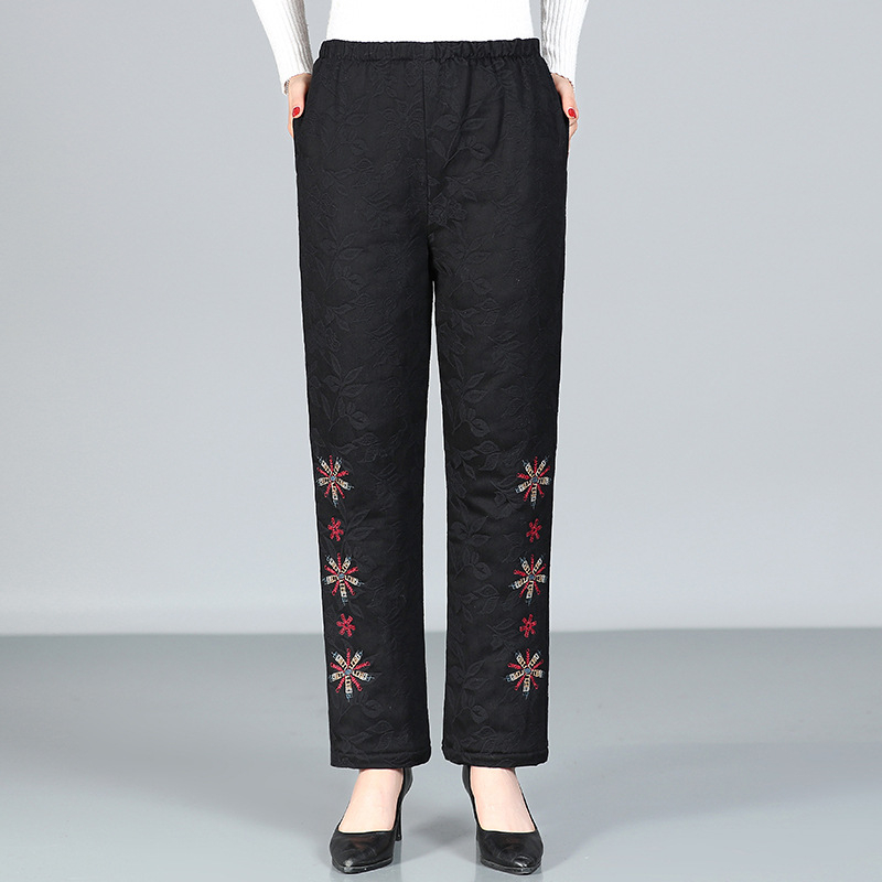 Vidurinei amžiaus moteriai žieminiai storesnės medvilninės kelnės su etnine siuvinėjimu – šiltos ir patogios, 70–80% medvilnė (kita iki 30%)