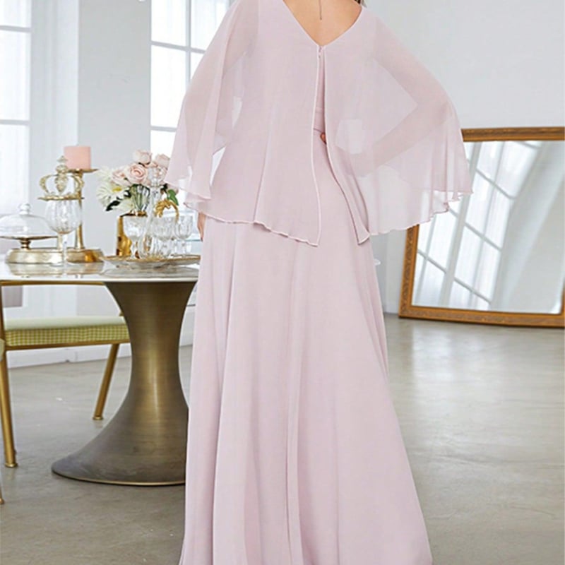 Вечерна рокля с дълбоко V деколте, клеш ръкави, пайети и машинно бродирана апликация, дълга А-образна пола