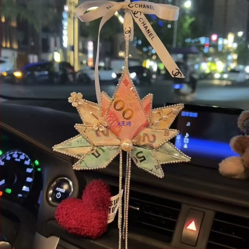 Automobilio papuošalas su klevų lapais, paprasto romantiško karikatūrinio stiliaus, aromatinis aksesuaras iš lydinio