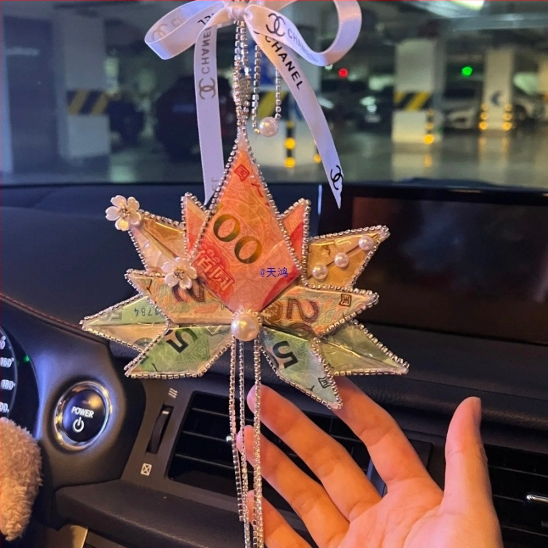 Automobilio papuošalas su klevų lapais, paprasto romantiško karikatūrinio stiliaus, aromatinis aksesuaras iš lydinio