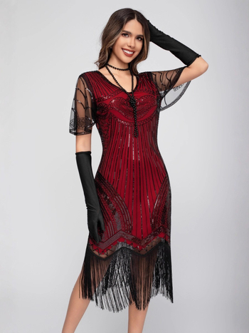 Pitskleit fringed detailiga, 1920s Gatsby õhtu stiilis, sädelevad helmeste aktsendid, lühikesed varrukad, midi pikkus