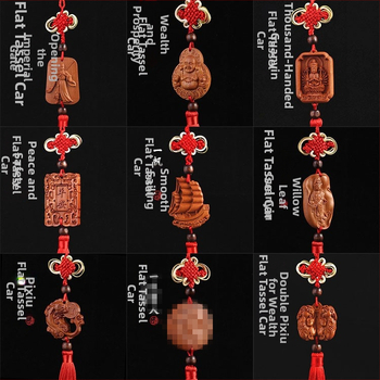 Medinis automobilio pakabukas iš persiko medienos su Pixiu, Guan Gong ir Guanyin — tradicinio Kinų stiliaus vidaus automobilių dekoravimas