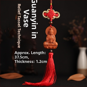 Medinis automobilio pakabukas iš persiko medienos su Pixiu, Guan Gong ir Guanyin — tradicinio Kinų stiliaus vidaus automobilių dekoravimas