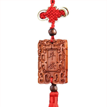 Medinis automobilio pakabukas iš persiko medienos su Pixiu, Guan Gong ir Guanyin — tradicinio Kinų stiliaus vidaus automobilių dekoravimas