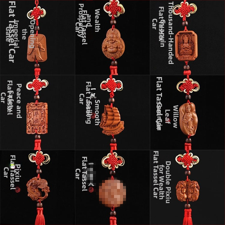 Medinis automobilio pakabukas iš persiko medienos su Pixiu, Guan Gong ir Guanyin — tradicinio Kinų stiliaus vidaus automobilių dekoravimas