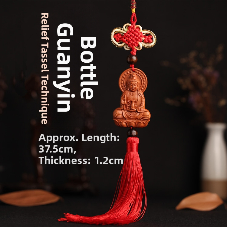 Medinis automobilio pakabukas iš persiko medienos su Pixiu, Guan Gong ir Guanyin — tradicinio Kinų stiliaus vidaus automobilių dekoravimas