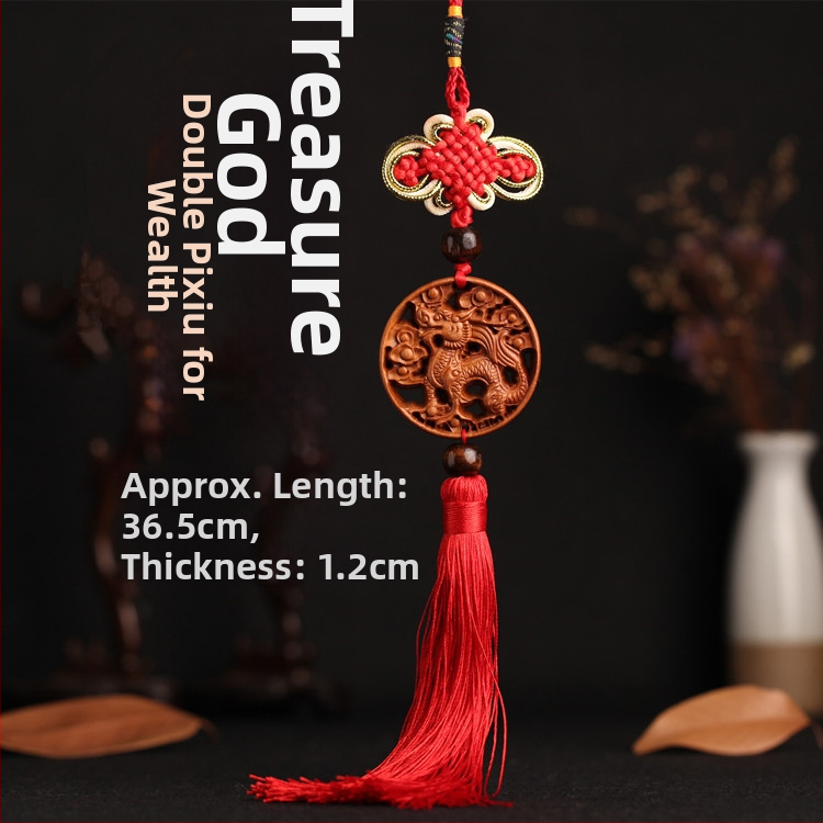 Medinis automobilio pakabukas iš persiko medienos su Pixiu, Guan Gong ir Guanyin — tradicinio Kinų stiliaus vidaus automobilių dekoravimas