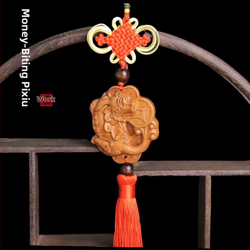 Medinis automobilio pakabukas iš persiko medienos su Pixiu, Guan Gong ir Guanyin — tradicinio Kinų stiliaus vidaus automobilių dekoravimas