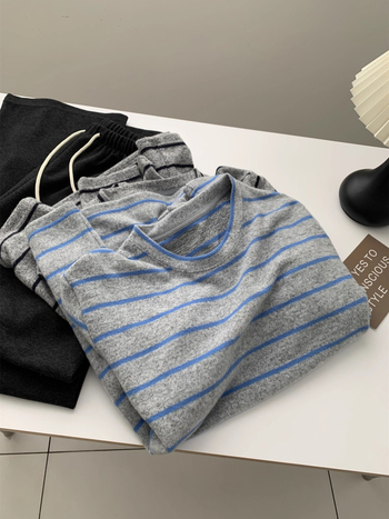Ženski oversize T‑shirt s prugama i umjetnim zajčjim krznom, dugi rukav, okrugli izrez, slobodan kroj, poliester