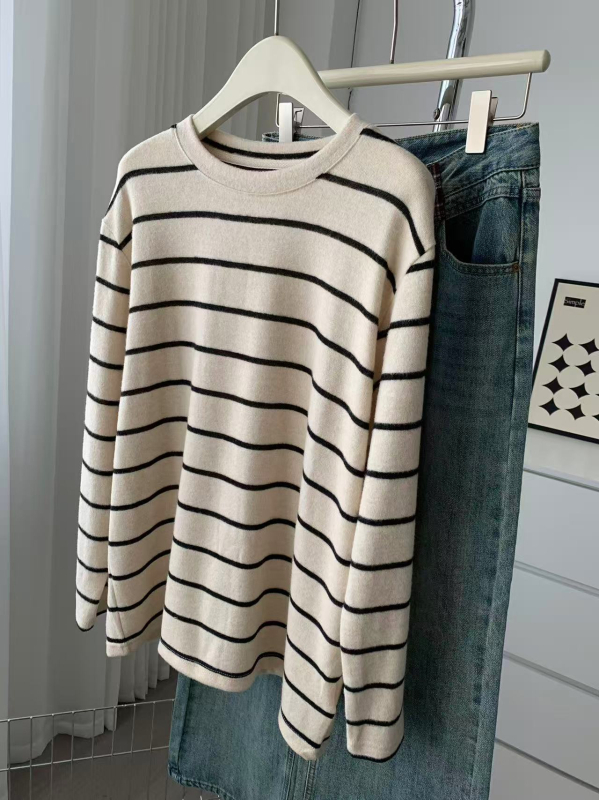 Ženski oversize T‑shirt s prugama i umjetnim zajčjim krznom, dugi rukav, okrugli izrez, slobodan kroj, poliester