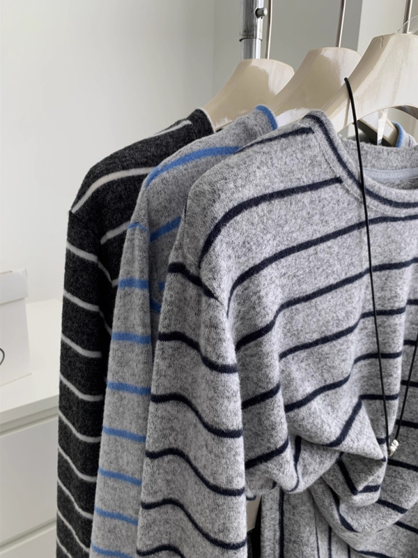 Ženski oversize T‑shirt s prugama i umjetnim zajčjim krznom, dugi rukav, okrugli izrez, slobodan kroj, poliester
