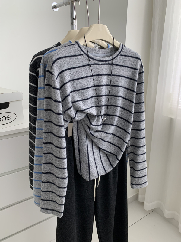 Ženski oversize T‑shirt s prugama i umjetnim zajčjim krznom, dugi rukav, okrugli izrez, slobodan kroj, poliester