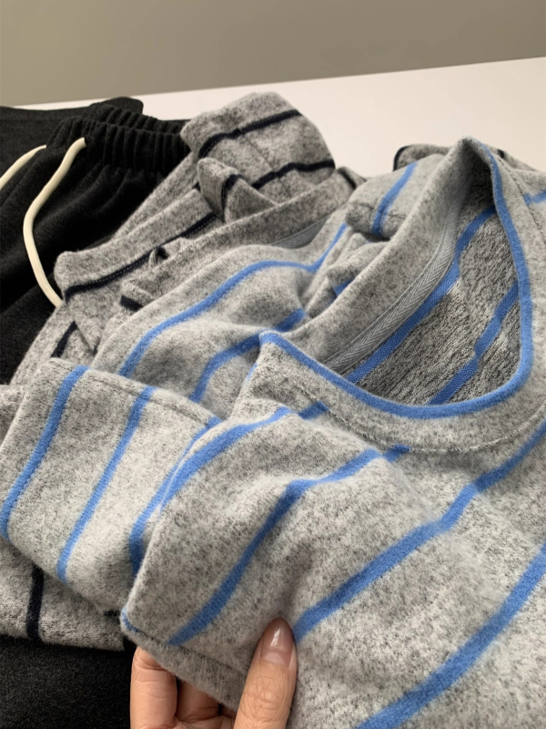 Ženski oversize T‑shirt s prugama i umjetnim zajčjim krznom, dugi rukav, okrugli izrez, slobodan kroj, poliester