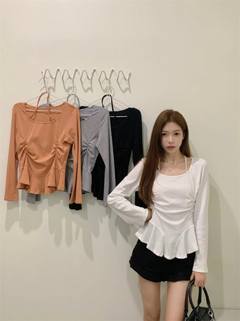 Pamut-elasztán keverék hosszú ujjú felső kerek nyakkal, egyszínű, kollázs/összevágott dizájn, laza japán-koreai stílus.