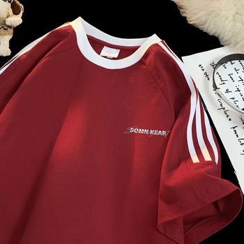 Vyrų marškinėliai su trumpomis rankovėmis, apvalia kakle, raidžių spaudas, trijų juostų dizainas, laisvas kirpimas, vasaros kasdienis stilius