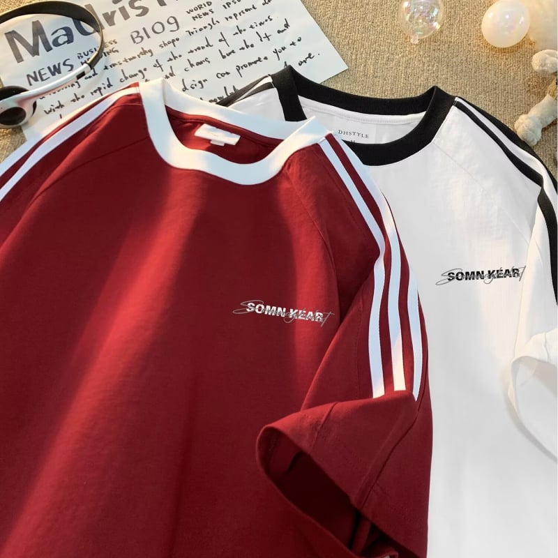 Vyrų marškinėliai su trumpomis rankovėmis, apvalia kakle, raidžių spaudas, trijų juostų dizainas, laisvas kirpimas, vasaros kasdienis stilius