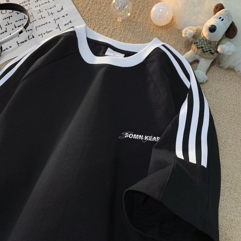 Vyrų marškinėliai su trumpomis rankovėmis, apvalia kakle, raidžių spaudas, trijų juostų dizainas, laisvas kirpimas, vasaros kasdienis stilius