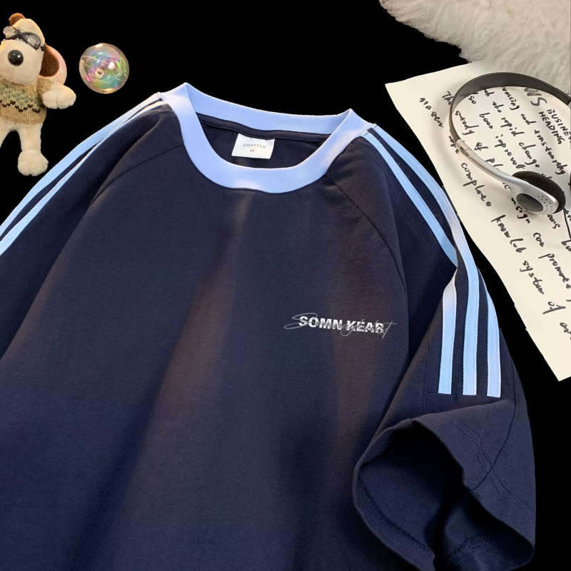 Vyrų marškinėliai su trumpomis rankovėmis, apvalia kakle, raidžių spaudas, trijų juostų dizainas, laisvas kirpimas, vasaros kasdienis stilius