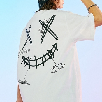 Medvilniniai marškinėliai su trumpomis rankovėmis, laisvas kirpimas, apvali kaklo iškirptė, karikatūrų atspaudas, Honkongo įkvėptas stilius, vasaros sezonui