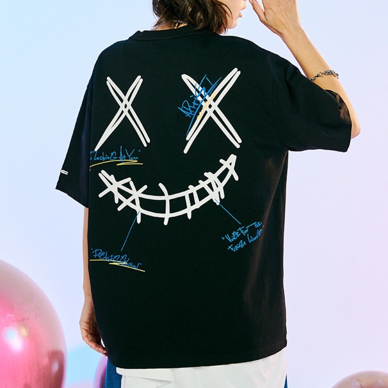 Medvilniniai marškinėliai su trumpomis rankovėmis, laisvas kirpimas, apvali kaklo iškirptė, karikatūrų atspaudas, Honkongo įkvėptas stilius, vasaros sezonui