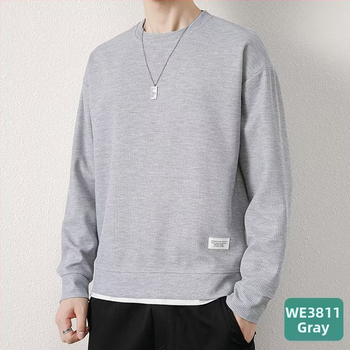 Vyriniai ilgomis rankovėmis marškinėliai su wafelių mezgimo tekstūra, laisvas kirpimas, apvalus kaklo iškirptė, poliesterio mišinio