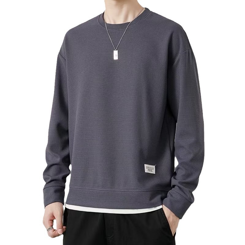 Vyriniai ilgomis rankovėmis marškinėliai su wafelių mezgimo tekstūra, laisvas kirpimas, apvalus kaklo iškirptė, poliesterio mišinio