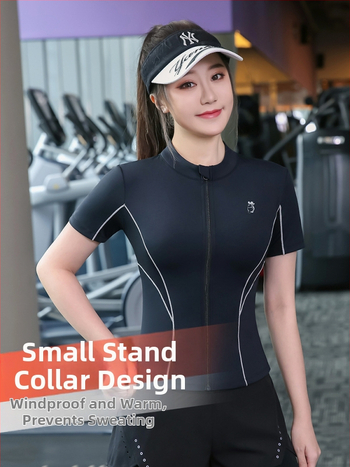 Sieviešu īss piedurknu sporta tops ar rāvējslēdzēju — ātri žūstošs poliesters ar elastānu, slaids piegriezums, piemērots jogai un skriešanai