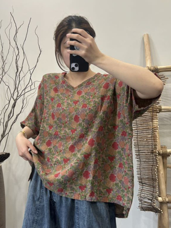 Damsko pamučna majica kratkih rukava, V-izrez, širok kroj, otisak s lomljenim cvijećem, umjetnički vintage stil