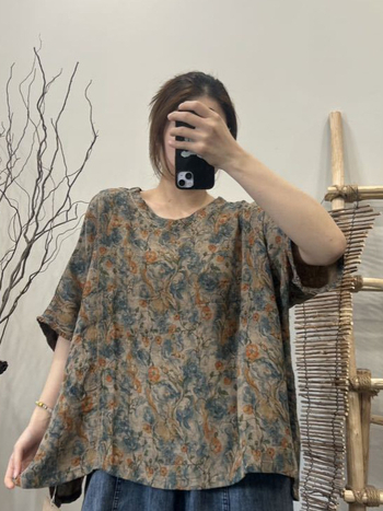 Damsko pamučna majica kratkih rukava, V-izrez, širok kroj, otisak s lomljenim cvijećem, umjetnički vintage stil