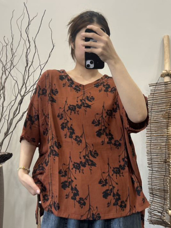 Damsko pamučna majica kratkih rukava, V-izrez, širok kroj, otisak s lomljenim cvijećem, umjetnički vintage stil