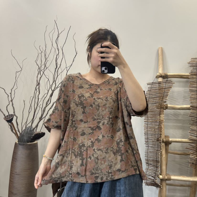 Damsko pamučna majica kratkih rukava, V-izrez, širok kroj, otisak s lomljenim cvijećem, umjetnički vintage stil