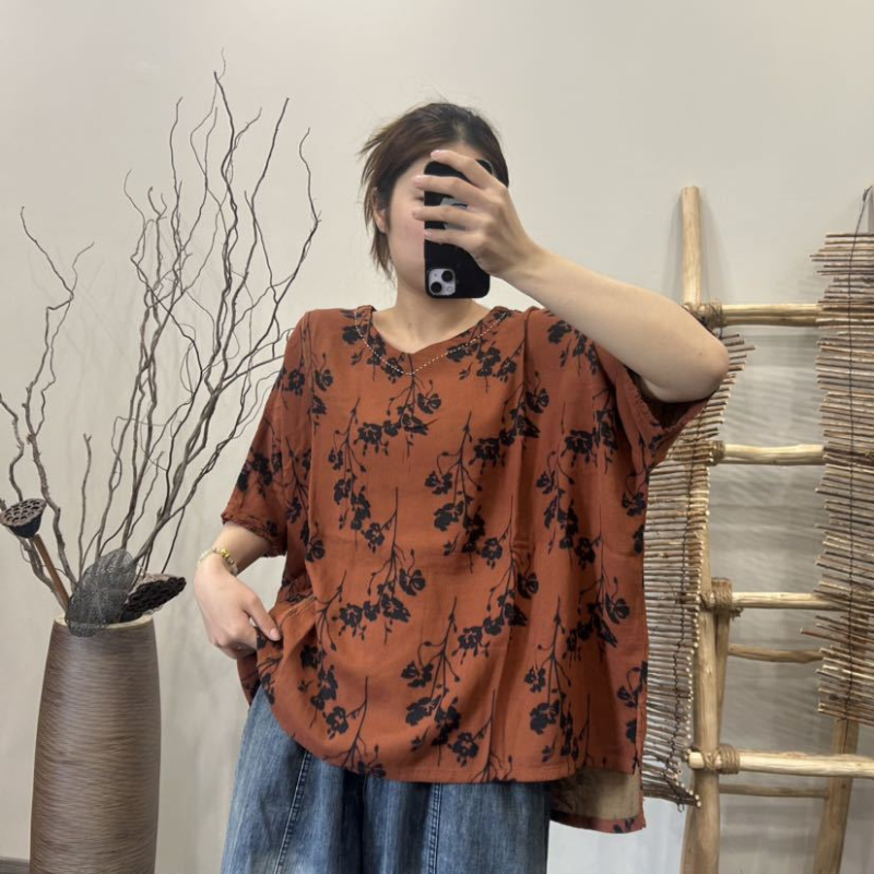 Damsko pamučna majica kratkih rukava, V-izrez, širok kroj, otisak s lomljenim cvijećem, umjetnički vintage stil