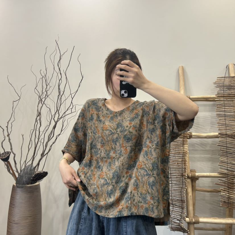 Damsko pamučna majica kratkih rukava, V-izrez, širok kroj, otisak s lomljenim cvijećem, umjetnički vintage stil